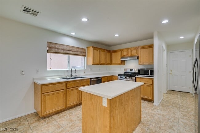 Building Photo - 210 Lynbrook St
