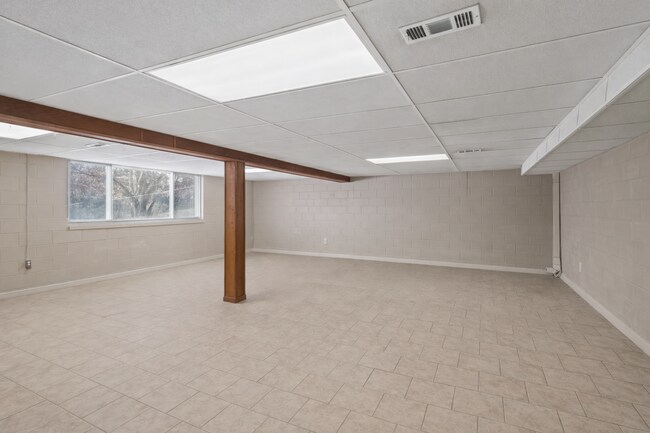 Building Photo - SUMMER SPECIAL! Beautiful 3 bedroom house on Bloomington's Eastside - Available Now!