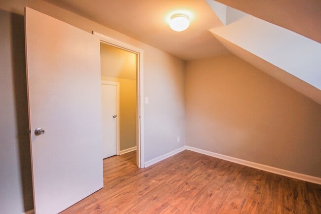 Building Photo - 2 Bedroom in the Heart of Highland Park! Parking included!