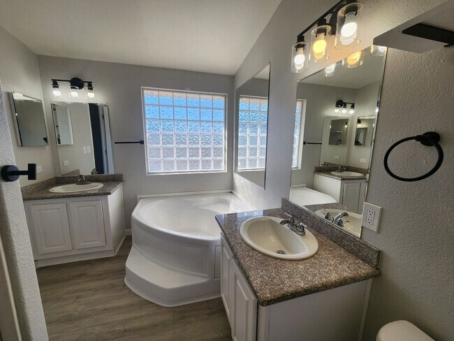 Building Photo - Large 3 Bedroom in Hansen Track