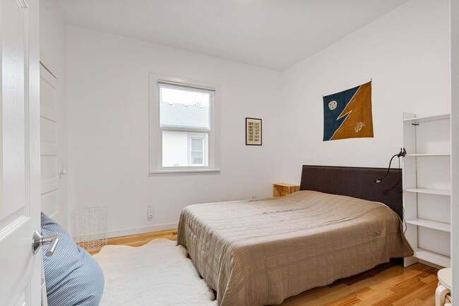 Building Photo - FULLY FURNISHED, mid-term rental —3-bdrm/2...