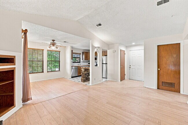 Building Photo - $1,595.95 2 bed, 2 bath located in Lakewood with a washer and dryer