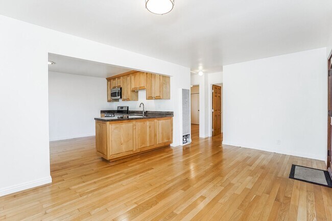 Building Photo - 432 33rd St