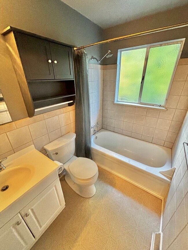 Building Photo - Stylish & Serene – One-Bedroom Golden Hous...