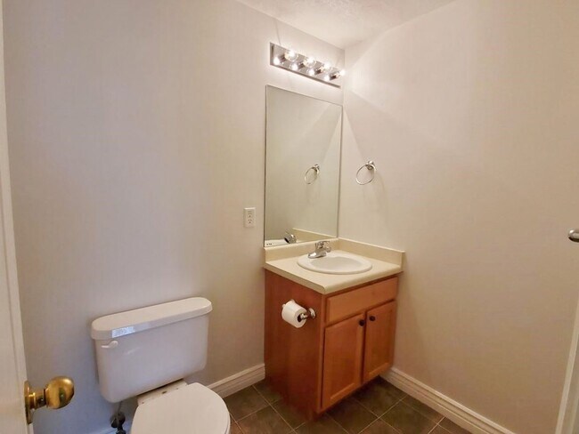 Building Photo - 2-3 Bd 2.5 Bath Townhome in Draper