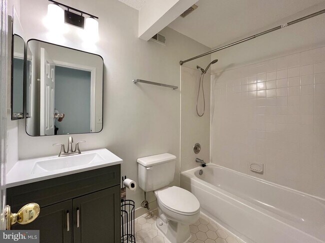 Building Photo - 33 Ketley Pl