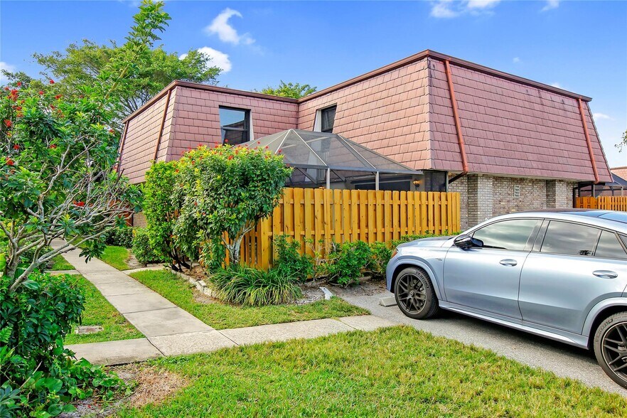 Building Photo - 7801 Courtyard Run W