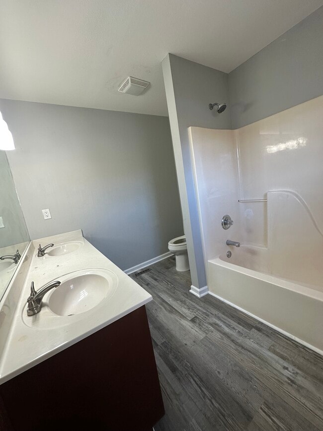 Building Photo - 125 Foxrun