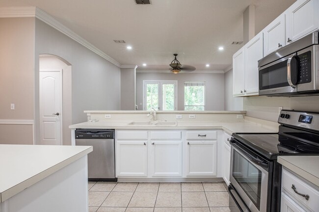 Building Photo - Stunning home in desirable neighborhood