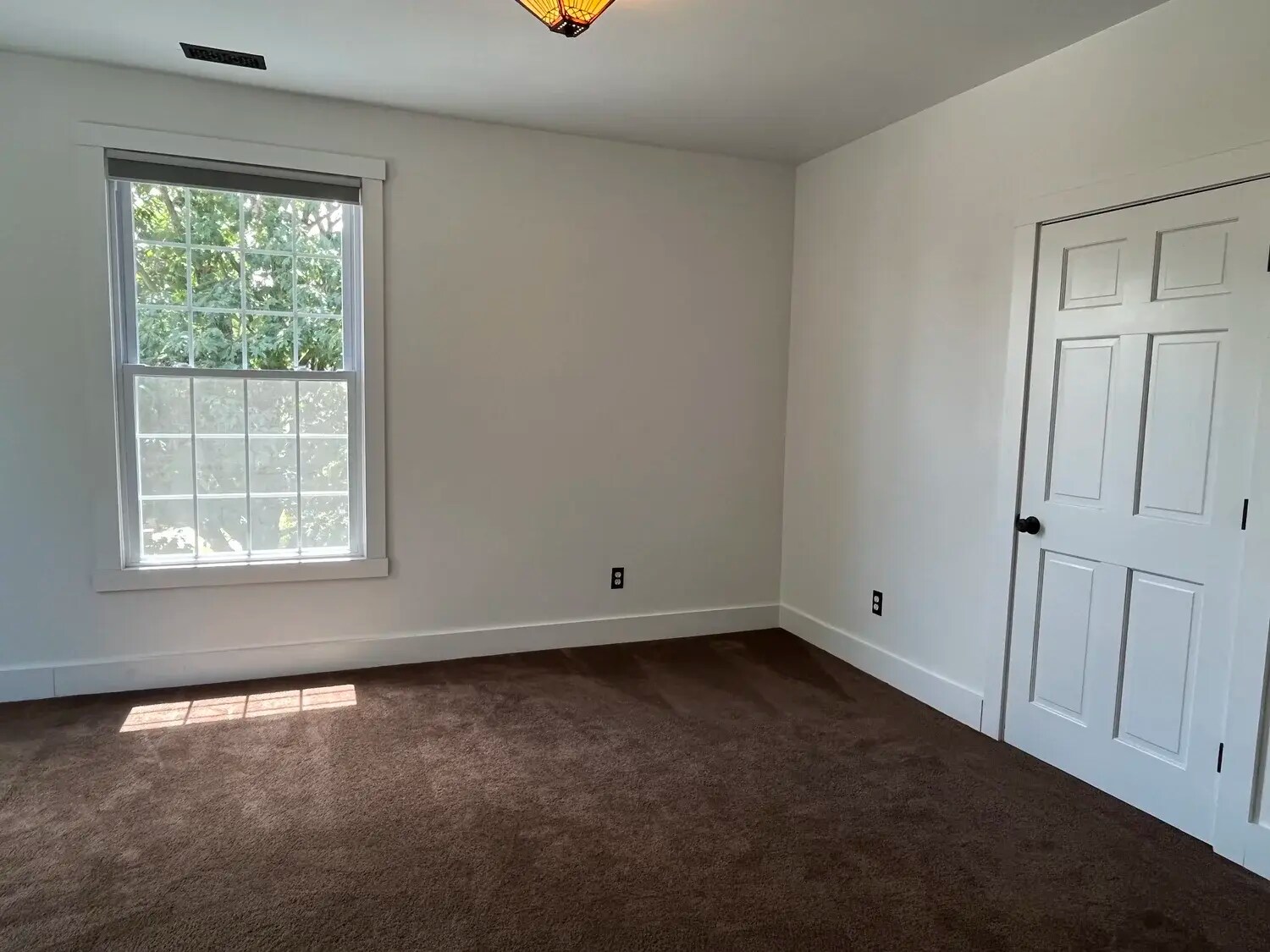 Building Photo - 723 E 10th St