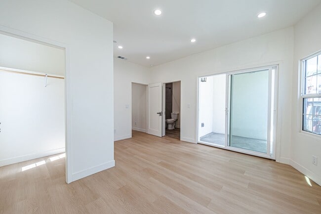 Building Photo - Modern Upstairs 3-Bed/2-Bath at 4222 – Two...