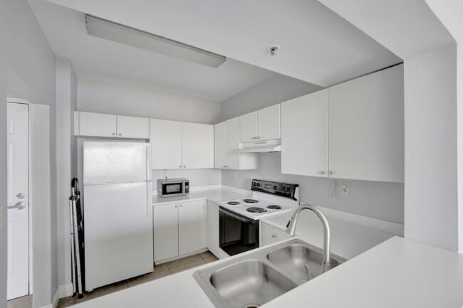 Building Photo - 3020 NE 32nd Ave