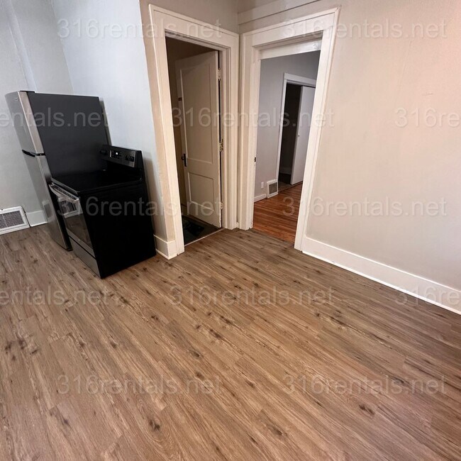 Building Photo - $1195 - 3 bedroom / 1 bathroom - Single Family Home