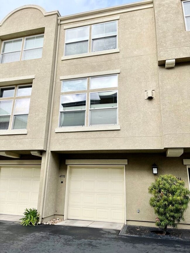 Building Photo - Stunning 2 Bedroom/2.5 Bath Townhouse loca...