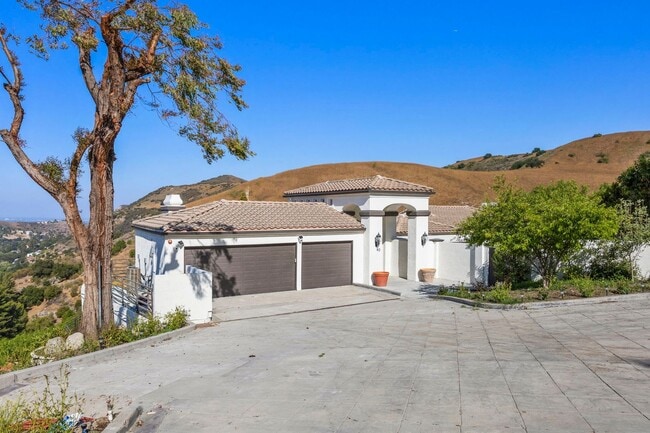 Building Photo - Modern Elegance Meets Scenic Privacy in Be...