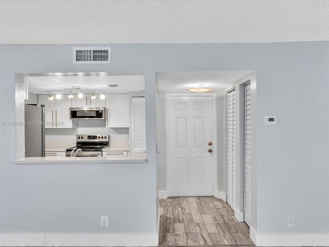 Building Photo - 9777 Westview Dr