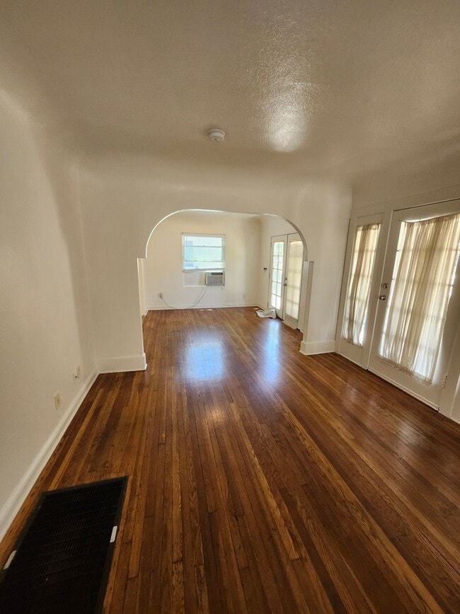 Building Photo - Charming Colonial-Style 2-Bedroom Home in ...