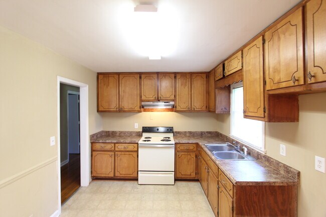Building Photo - New On The Market!! Will not last long at ...