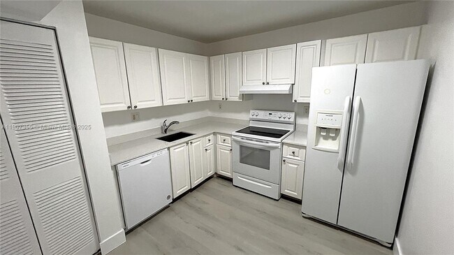 Building Photo - 711 N Pine Island Rd