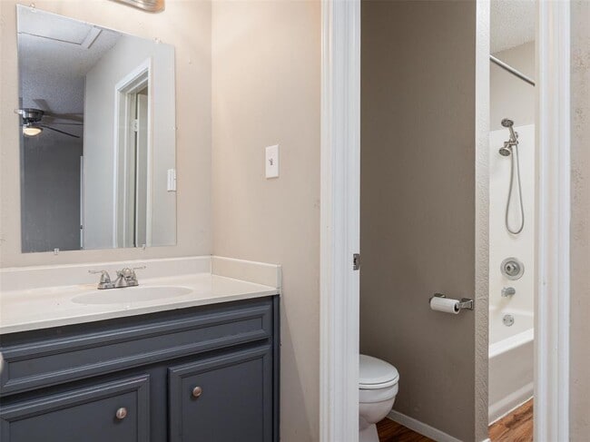 Building Photo - 706 Rollingway Dr