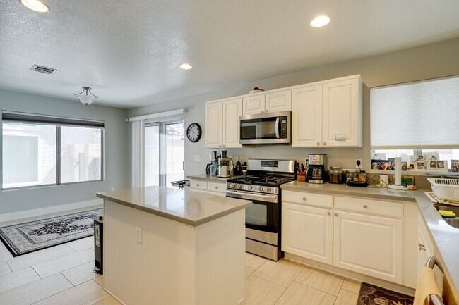 Building Photo - Cozy 3-Bed Home with Pool & Fireplace in P...