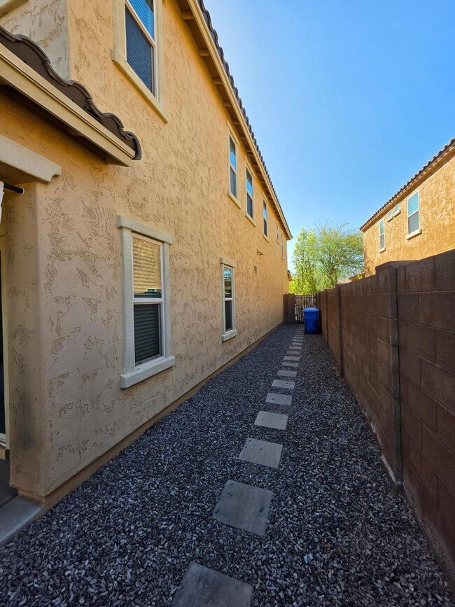 Building Photo - 2756 E Hickory St