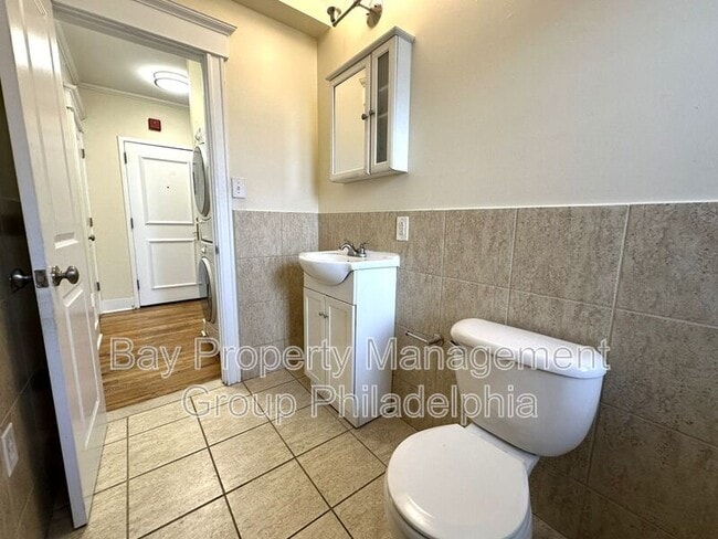 Building Photo - 437 W School House Ln