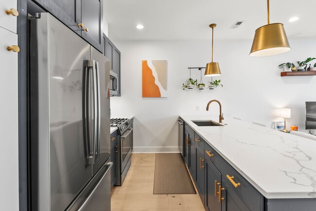 Building Photo - Bi-Level Shaw Condo