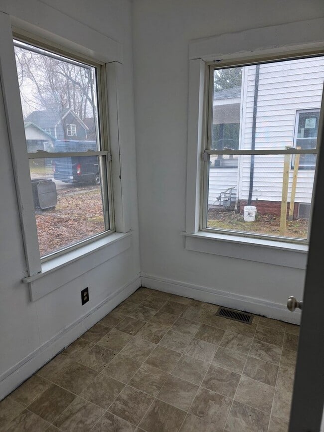 Building Photo - 2-Bedroom, 1-Bathroom Home – $1,050/Month - Accepting Section 8