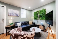 Building Photo - 1638 N Western Ave