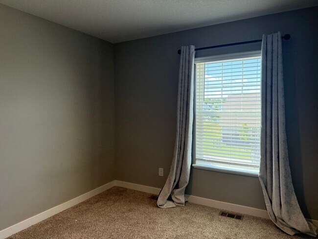 Building Photo - Comfort & Space Await in This Stunning 4BR Dayton Home