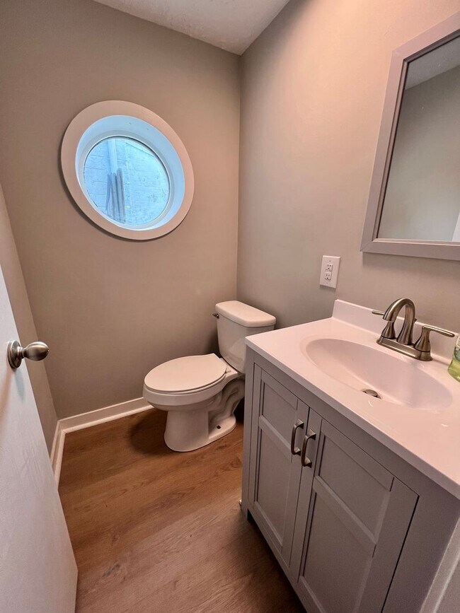 Building Photo - *COMING SOON* Charming 2 bedroom, 2.5 bath...
