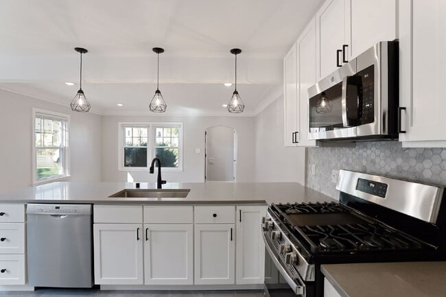 Building Photo - Spacious 4BR/2BA Duplex — Available August...