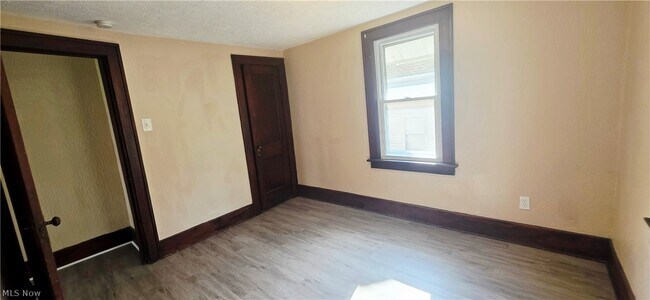 Building Photo - 147 Brighton Dr