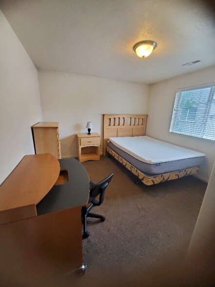 Building Photo - 1937 N Canyon Rd