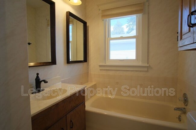 Building Photo - 609 N 13th St