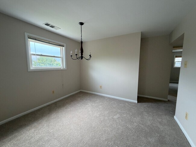 Building Photo - 17 Warren Lodge Ct