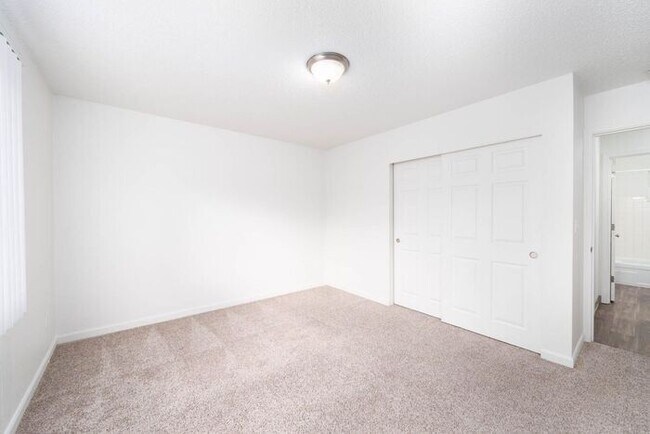 Building Photo - 2 bedroom unit close to downtown Gresham!!