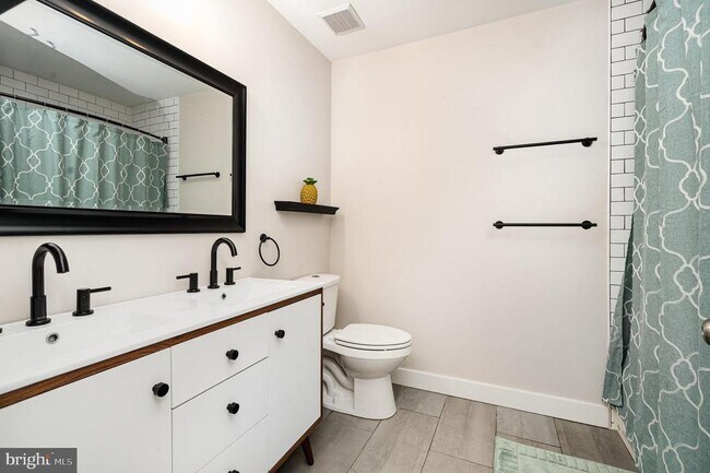 Building Photo - 15425 Beachview Dr