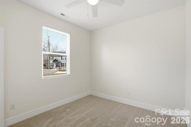 Building Photo - 102 Snyder Ct NE