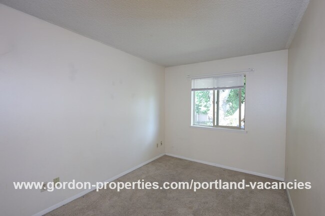 Building Photo - $1,395.00 - NE Fremont St - 2 bedroom cond...