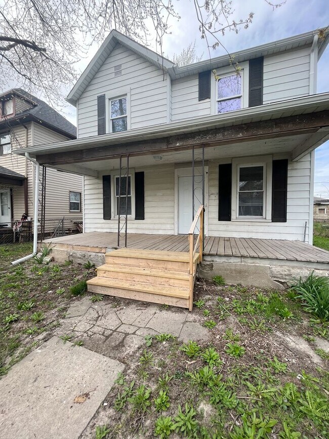 Primary Photo - Stunning 3 bedroom, 2 bathroom two story h...