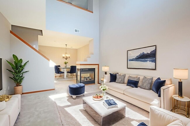 Building Photo - Beautiful 2-Bedroom 3-Bathroom Townhouse in Plymouth!