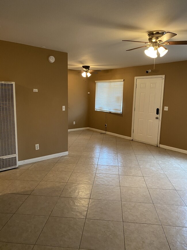 Building Photo - 16510 Lakeshore Dr