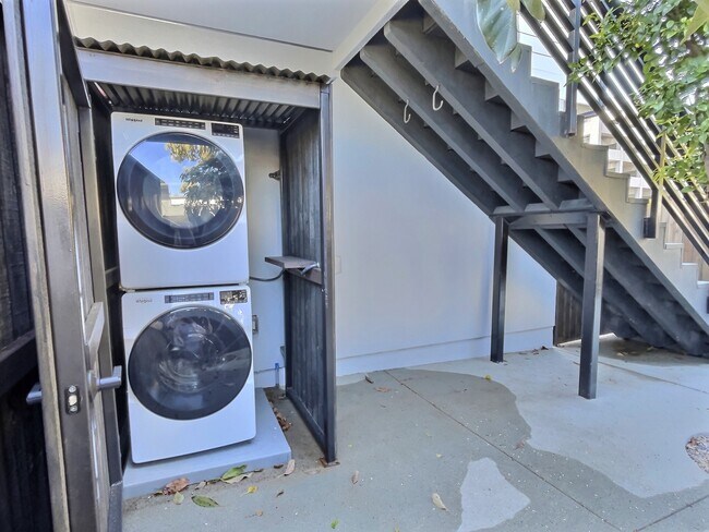 washer dryer - 5340 Grosvenor Blvd