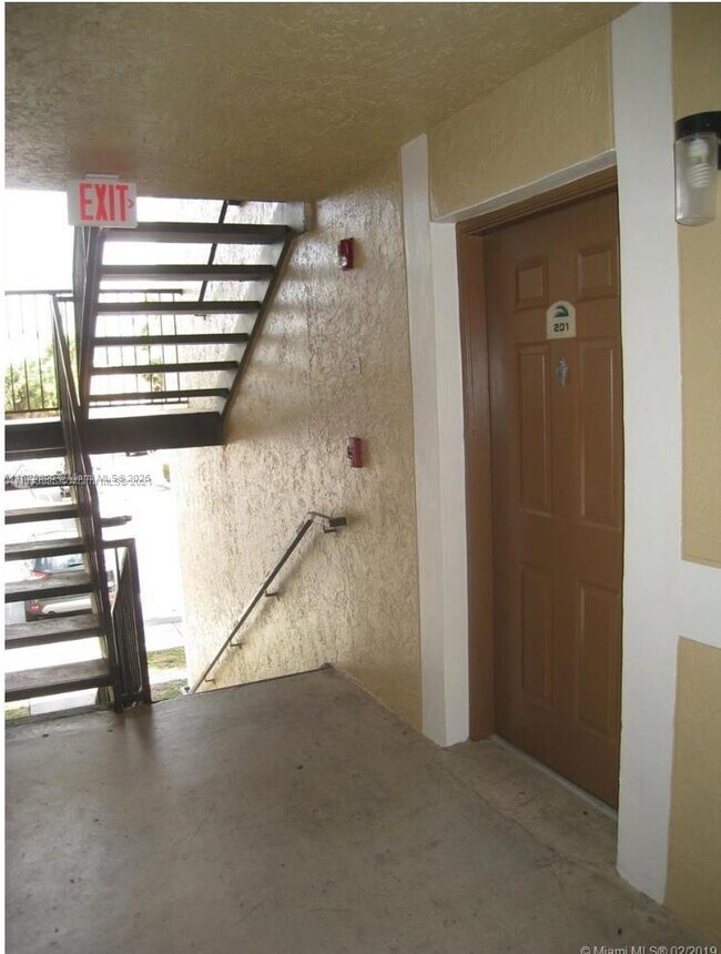 Building Photo - 250 Palm Cir W