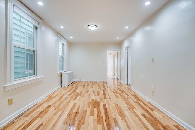 Building Photo - 100 W 17th St