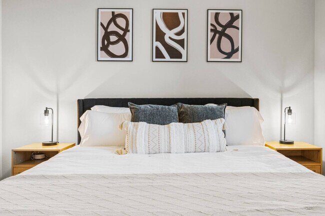 Building Photo - 711 W Broadway Rd