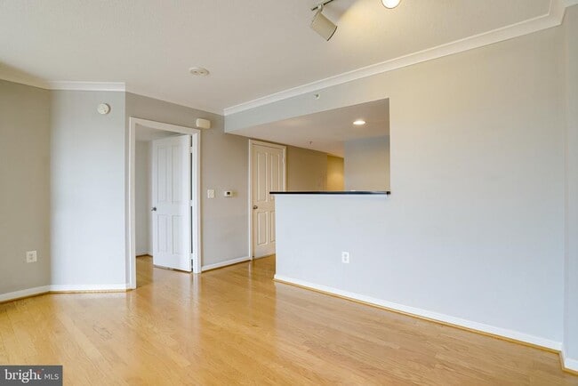 Building Photo - 2220 Fairfax Dr