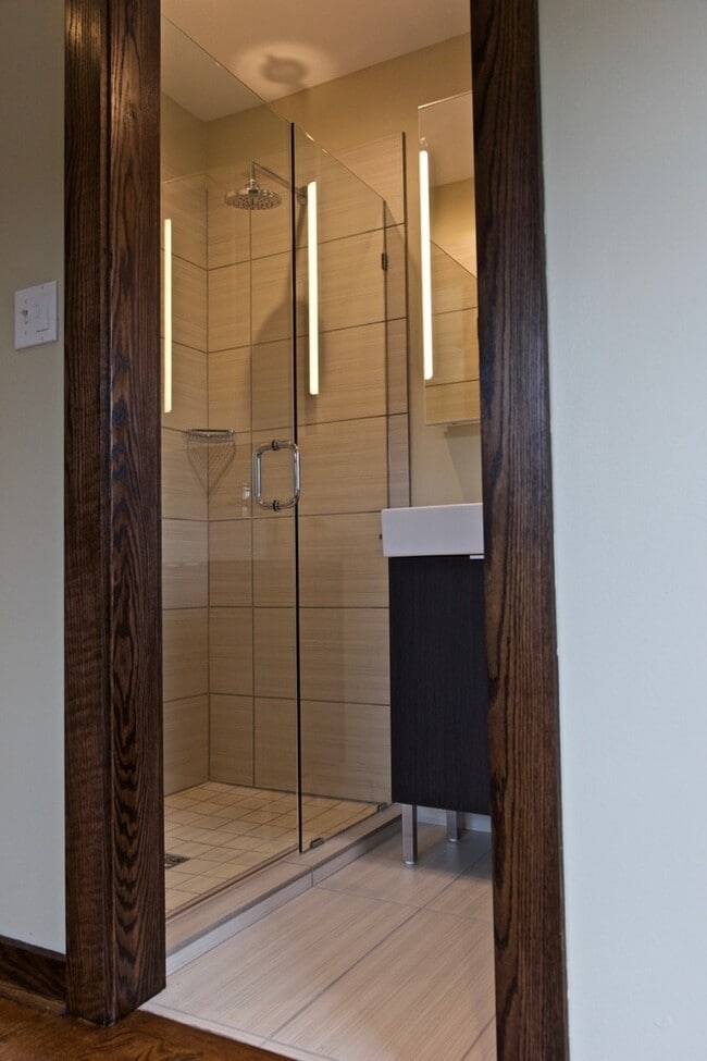 Building Photo - 4 bed / 4.5 bath flat in South Plaza overlooking UMKC and Brookside Blvd